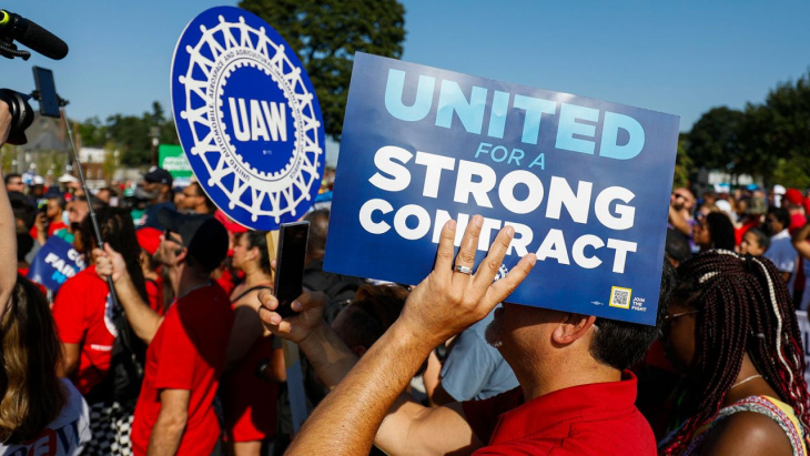 cuatro razones por las que el sindicato united auto workers convocó a huelga en gm, ford y stellantis