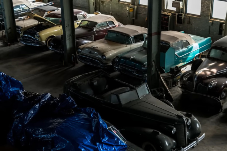 Encuentran una colección de más de 200 coches clásicos abandonados en un almacén