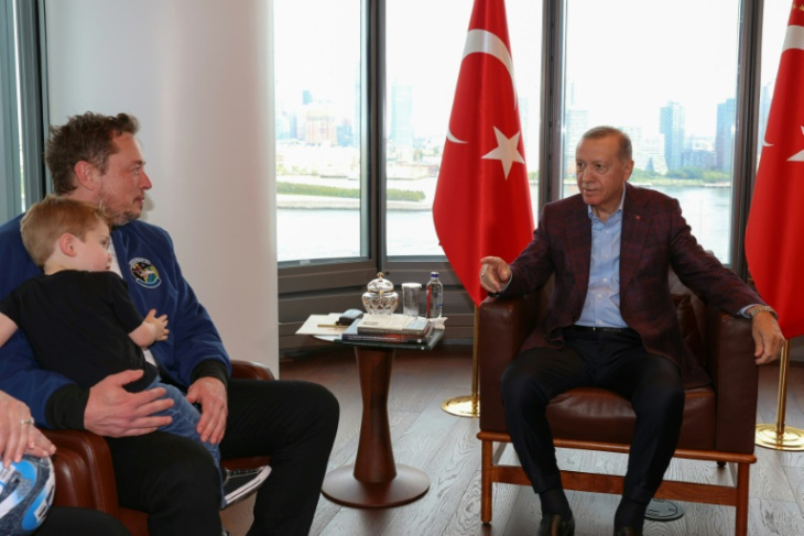 erdogan pide a musk que abra una fábrica tesla en turquía