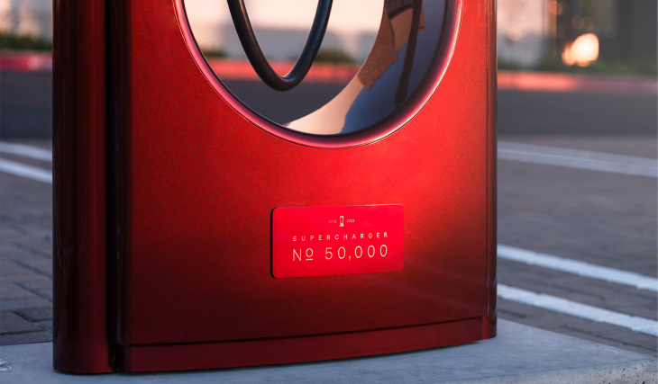 tesla celebra la instalación de su supercargador 50 mil de una forma muy especial