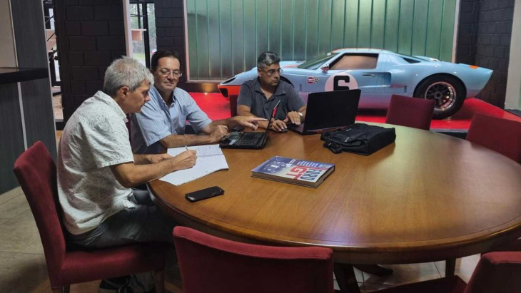 horacio pagani visitó la fábrica del ford gt40 argentino