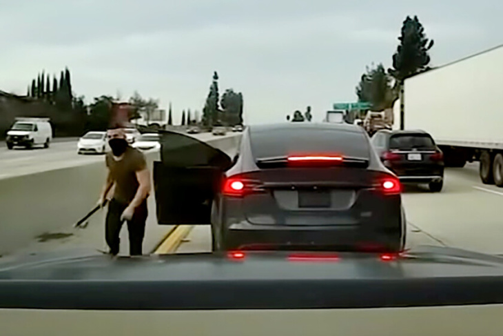 Cinco años de cárcel para el conductor de un Tesla que agredía con una barra de hierro en plena autopista