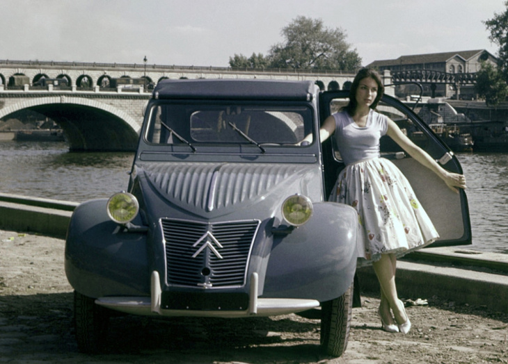 la historia del citroën 2cv: el coche del pueblo francés