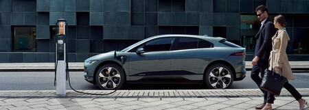 ya podrás cargar tu jaguar i-pace en los superchargers de tesla: el primer paso de jaguar para ser una marca exclusiva de autos eléctricos