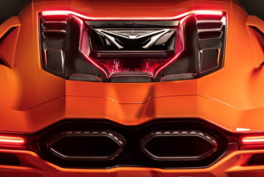 El Lamborghini Revuelto con su V12 híbrido de 1.050 CV salta a la pista, observa su potencial