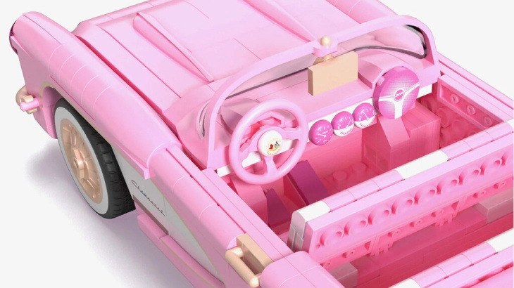 era cuestión de tiempo: el chevrolet corvette de 'barbie' se ha convertido en una maqueta. parece un lego, pero no lo es