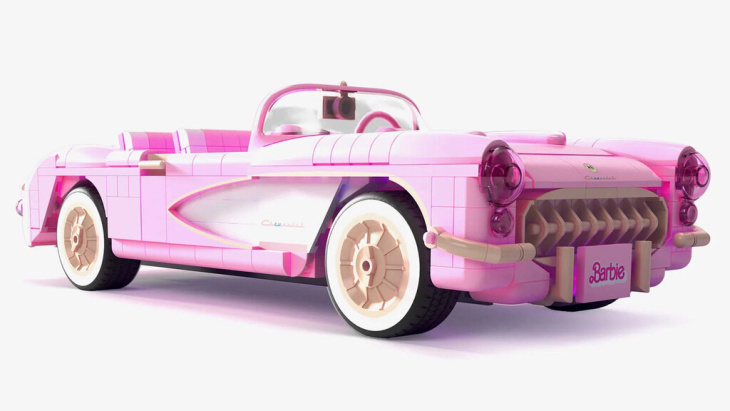 era cuestión de tiempo: el chevrolet corvette de 'barbie' se ha convertido en una maqueta. parece un lego, pero no lo es