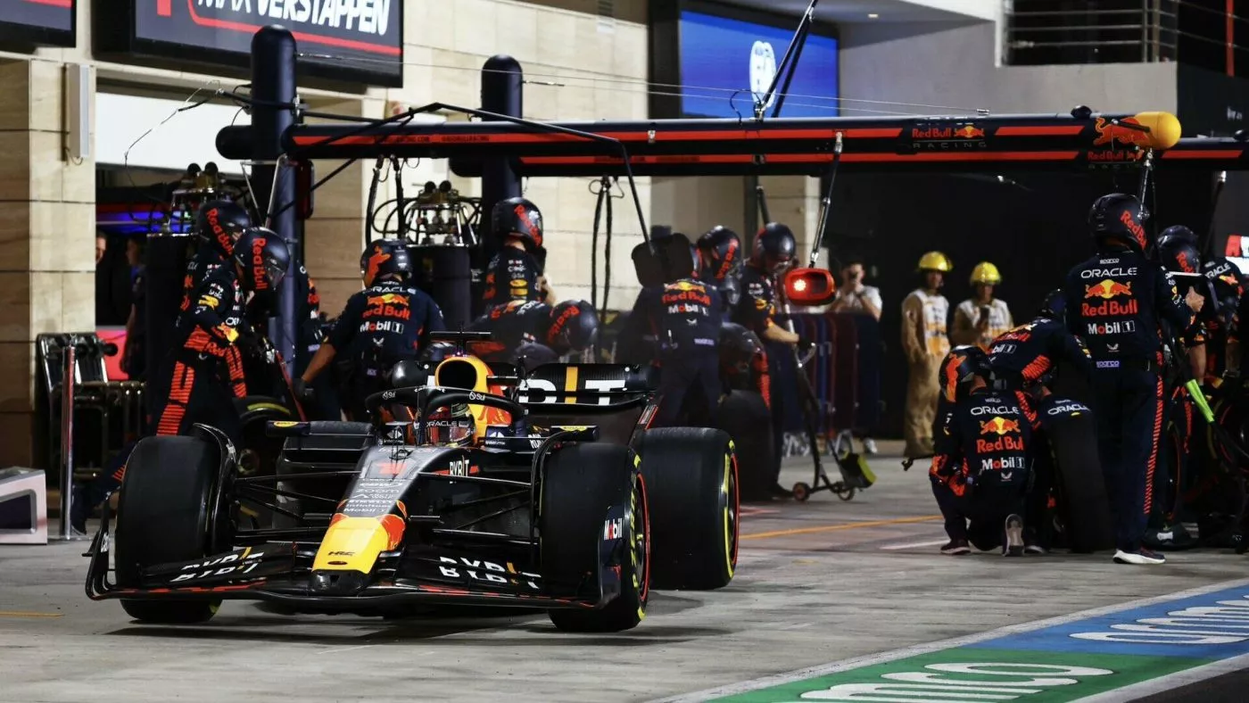 Verstappen domina frente a unos McLaren veloces en la carrera de la estrategia cambiante