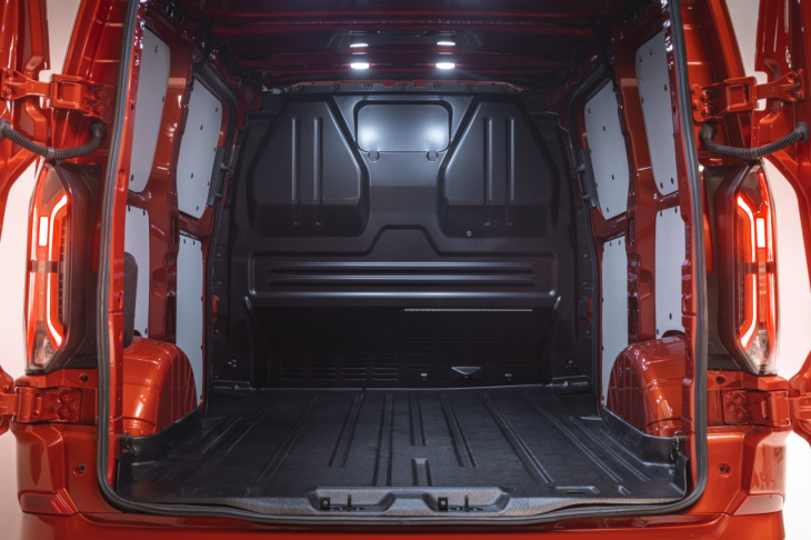 ford transit custom 2024, renovación en la gama de furgonetas de una tonelada