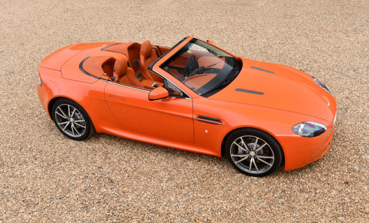 coleccionistas de coches extravagantes, nivel: comprar una gama completa de aston martin y pintarla del color de los 'cheetos'