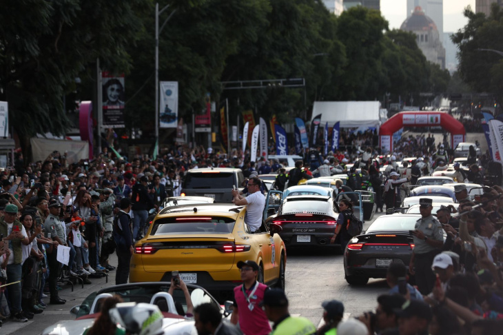 autos clásicos y sport provenientes de oaxaca desfilan por la cdmx en la carrera panamericana