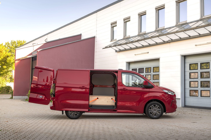 la nueva ford transit custom ya se encuentra disponible con multitud de posibilidades para los profesionales