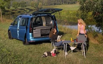 no es barata, pero la mini-camper del momento es la volkswagen caddy california, ¿merece la pena? (+vídeo)