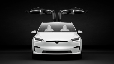 Las puertas halcón del Tesla Model X siguen siendo un problema: casi decapitan a un niño