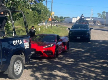 Abandonan en una carretera de Sinaloa un Corvette robado en EU, está valuado en 3 mdp