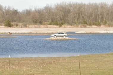 El motivo por el que este viejo Volvo S80 está aparcado en mitad de un lago y puedes encontrarlo en Google Maps
