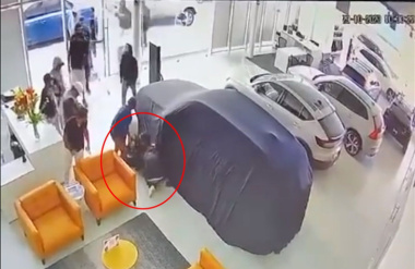 VIDEO: Banda roba 10 autos de agencia Volvo en León; tras persecución abandonan 9