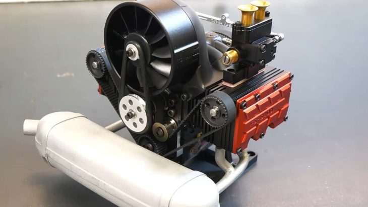 ¡este motor en miniatura (y funcional) suena como un subaru de rallies!