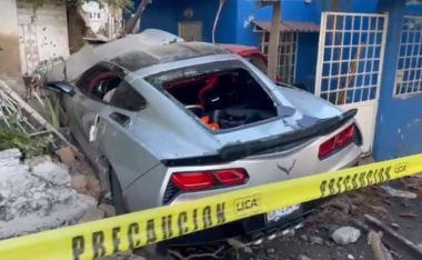 Mujer estrella Corvette en medio de dos casas en Guadalajara; el auto de lujo está cotizado en más de 2 mdp