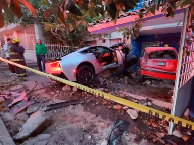 Así se ven 2 mdp destruidos, mujer estrella Corvette de su 'ex' por despecho