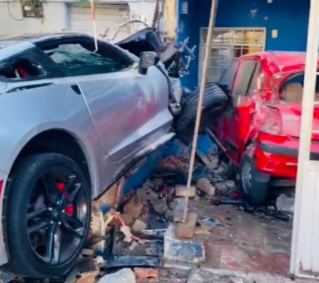 Por venganza, mujer estrella un Corvette contra la casa de su exnovio