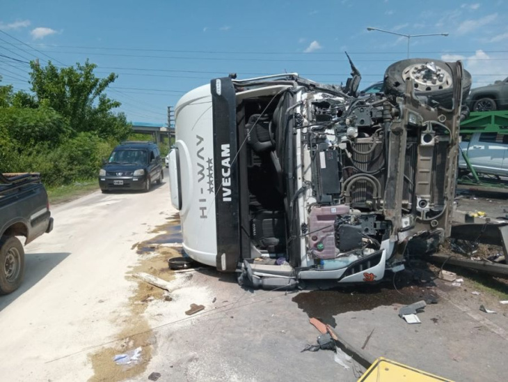impactante accidente en panamericana provoca demoras por el choque de dos camiones