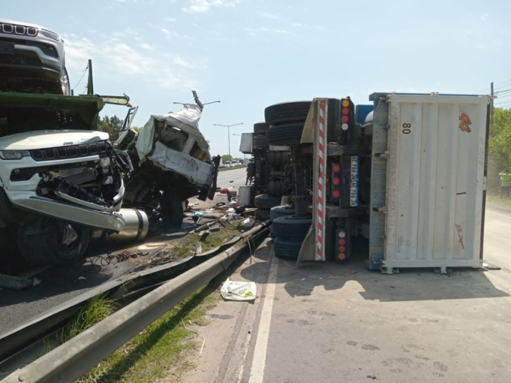 impactante accidente en panamericana provoca demoras por el choque de dos camiones