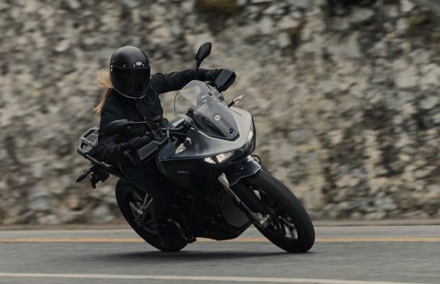zero motorcycles ilumina milán con una renovada gama