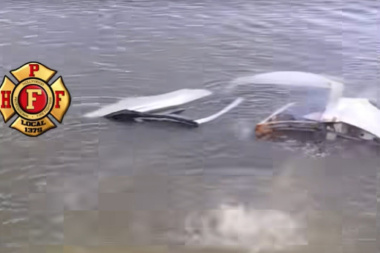 Un Tesla Model X se desliza por una rampa para barcos, se incendia y cae al agua