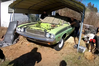 Encuentran un raro Dodge Challenger T/A de 1970 abandonado en un granero durante 46 años