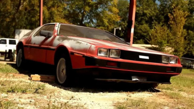 Este DeLorean rojo, abandonado hace 25 años, ha sido salvado