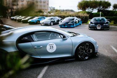 28 Bugatti se reúnen enfrente del Museo Guggenheim de Bilbao