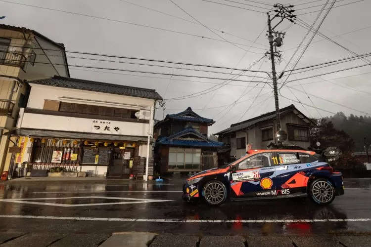 rally de japón: toyota mantiene el triplete en una mañana de nuevo con bandera roja
