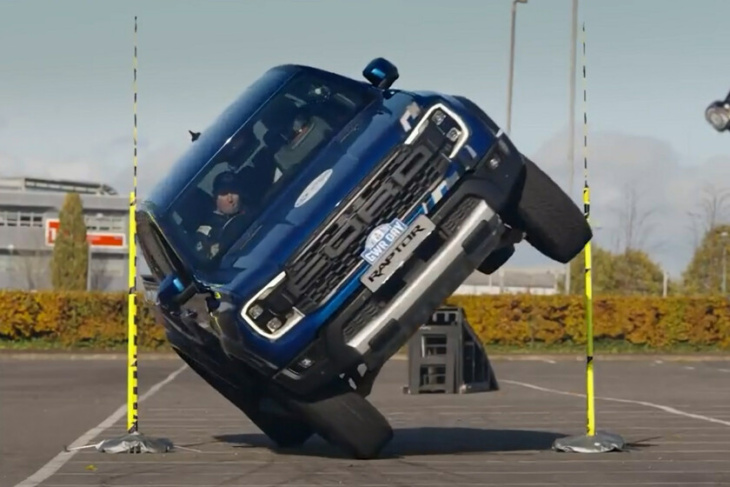 Con una Ford Ranger Raptor a dos ruedas por un hueco imposible. Un reto que se ha convertido en récord