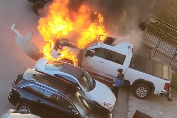 Un hombre arriesga su vida por salvar de un incendio su Subaru BRZ