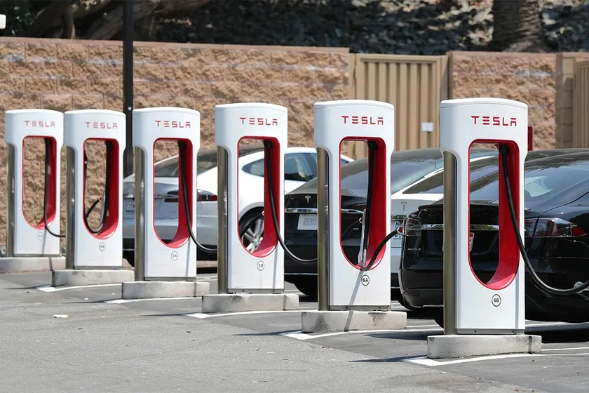 Tesla empieza a aplicar las llamadas «tarifas de congestión» en sus Supercargadores a partir del 90% de carga