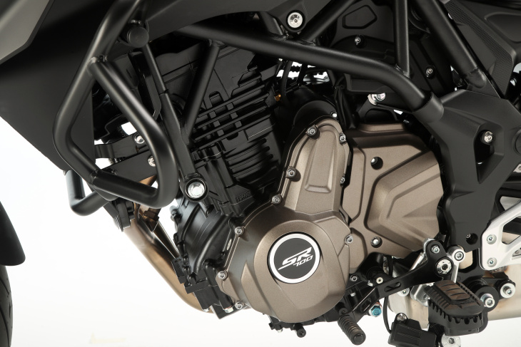 qj motor lanza la nueva srt 700 on road desde 7.499€ disponible en dos versiones