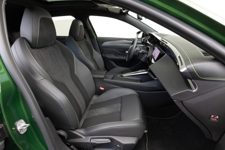 probamos el peugeot e-308, un coche eléctrico cómodo y eficiente con aires premium que no es barato