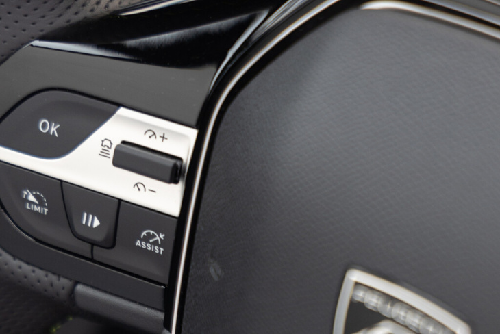 probamos el peugeot e-308, un coche eléctrico cómodo y eficiente con aires premium que no es barato