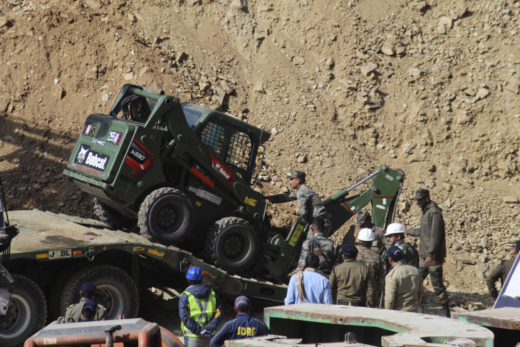 india: excavan con taladros manuales para llegar a trabajadores atrapados en túnel