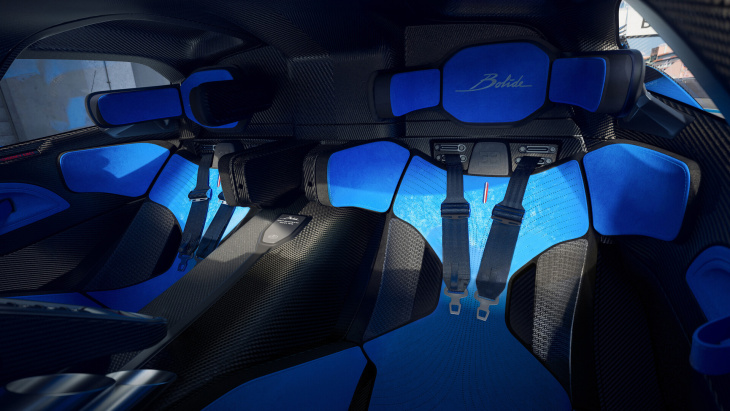 observa el increíble y renovado cockpit del bugatti bolide
