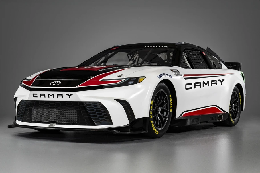 El nuevo Toyota Camry ya está listo para competir en NASCAR: un V8 enorme para dominar los óvalos