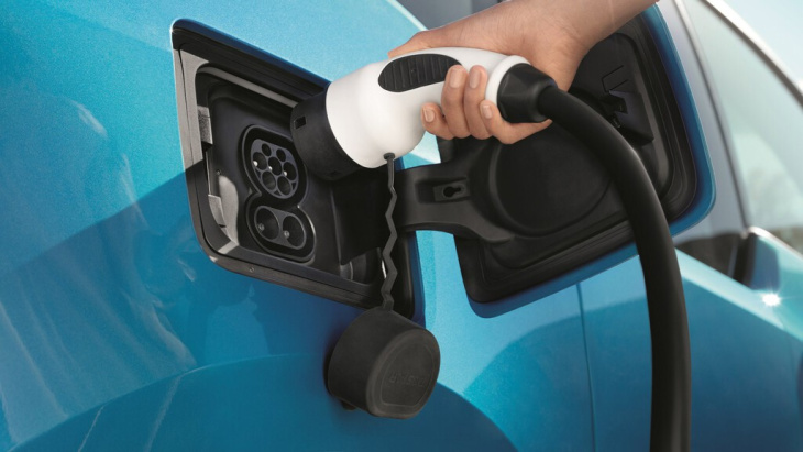 los autos eléctricos pierden la mitad de su valor en tres años, según estudio: los de gasolina usados se mantienen con precios más altos