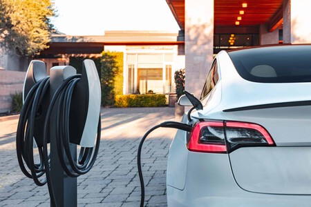 los autos eléctricos pierden la mitad de su valor en tres años, según estudio: los de gasolina usados se mantienen con precios más altos