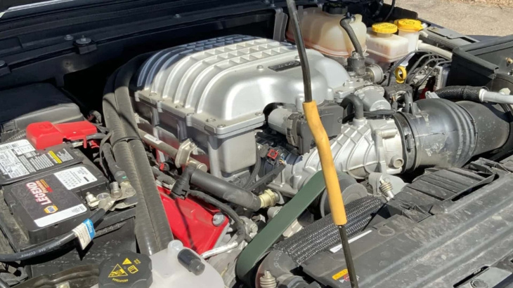este discreto jeep wrangler esconde un motor v8 hellcat de 800 cv