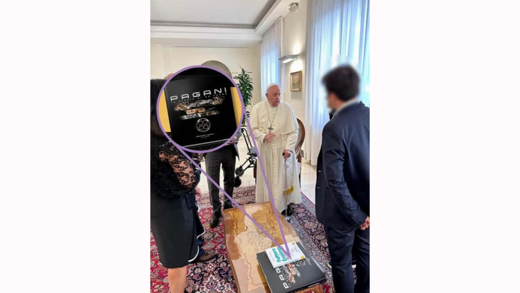 el papa francisco está leyendo la biografía de horacio pagani
