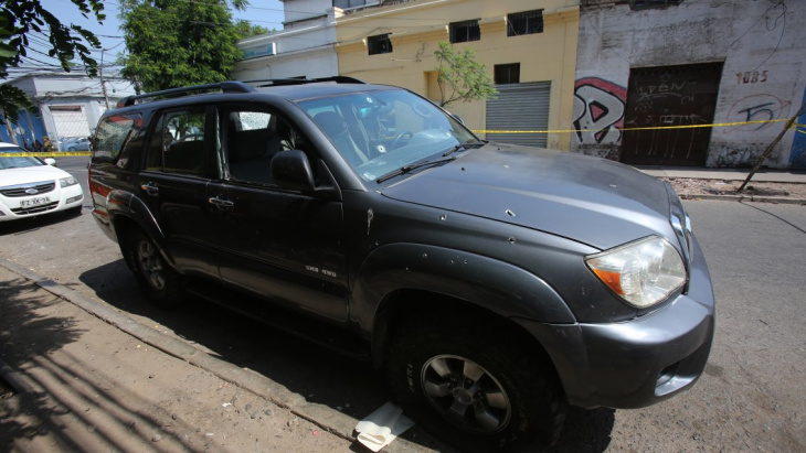 camioneta con 35 balazos apareció estacionada en el centro de santiago
