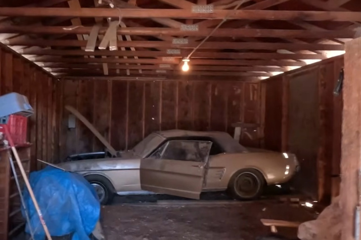 Derriban un granero para rescatar un Ford Mustang de 1966 abandonado durante décadas