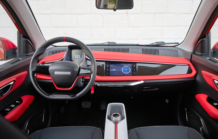 conducimos un coche eléctrico en miniatura que cuesta 16.000 euros y es apto para el inminente carnet b1