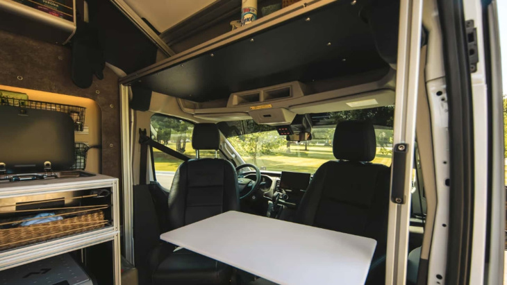 una camper para la aventura, bien equipada y con base ford transit